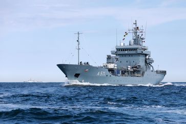 Der Tender A 511 Elbe vom 1. Korvettengeschwader der Einsatzflottille 1 fährt im Seegebiet vor Warnemünde, am 25.06.2020. Bild: Bundeswehr / Steve Back Fotograf: Tanja Wendt