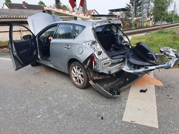 Unfallfahrzeug am Bahnübergang in Groß Gerau Bild: Polizei