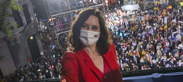 Wahlsiegerin Isabel Díaz Ayuso vor ihren Anhängern in der PP-Parteizentrale in Madrid Bild: Jesús Hellín / UM / Eigenes Werk