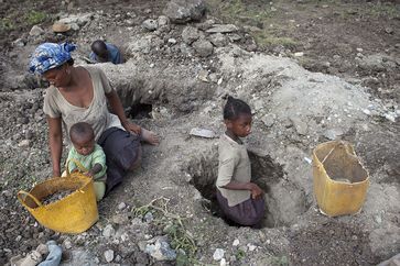 Mamisoa (10, rechts) arbeitet in der Mika-Mine Tsivery nahe dem Dorf Ampikazo; links ihre Mutter und ihre kleine Schwester. 11.000 Kinder wie sie schürfen Mika für Elektrogeräte und Autolacke.