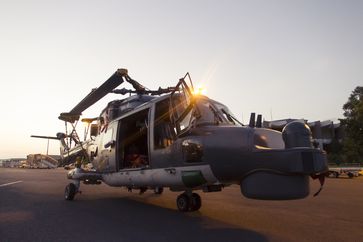 Ankunft der Sea Lynx am Flughafen von Djibouti. Ausladen der Fracht und einladen der beiden Tonner. Bild: Bundeswehr