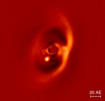 Nah-Infrarot-Aufnahme der PDS70-Scheibe aufgenommen mit dem SPHERE-Instrument. Der junge Exoplanet PDS 70 b ist deutlich als helles Signal am inneren Rand der Lücke (dunkler Bereich) zu erkennen.