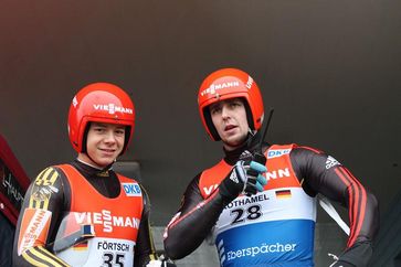 Förtsch (l.) und Rothamel (v.l.) Bild: Thüringer Schlitten- und Bobsportverband (TSBV)