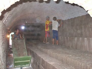Kinderarbeit: Ein Kind als Mitglied eines jugendlichen Teams in einer Ziegelei 2008 in Paraguay