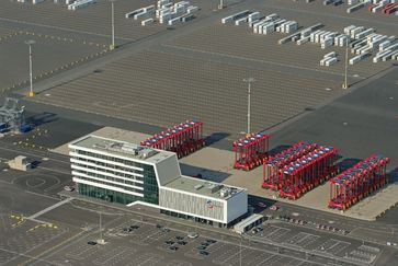 Jade-Weser-Port: Bürogebäude und Freiflächen der Eurogate