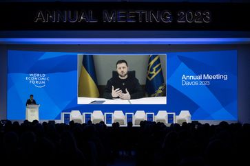 Selenskijs digitaler Auftritt beim Weltwirtschaftsforum in Davos am 18. Januar 2023 Bild: Fabrice COFFRINI / RT