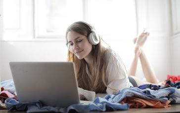 Frau vor dem Laptop (Symbolbild)