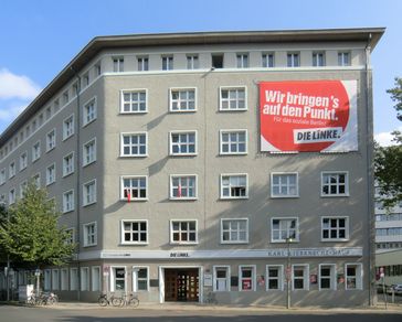 Karl-Liebknecht-Haus: Das Haus befand sich zunächst im Besitz der KPD (Sitz des Zentralkomitees), später im Besitz der SED. Heute ist es die Parteizentrale der Partei Die Linke.
