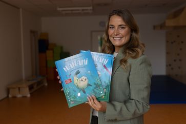Nathalie Pohl mit ihrem Kinderbuch  (2025) Bild: NP-Invest GmbH Fotograf: Daniel Toni Jais