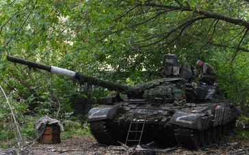 Ein russsicher Soldat auf einem T-72B3-Panzer in der Nähe von Donezk Bild: RIA Nowosti / Sputnik