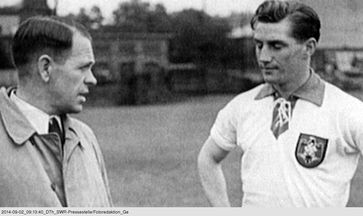 Fritz Walter als junger Spieler (re.) mit Sepp Herberger. Bild: "obs/SWR - Südwestrundfunk"