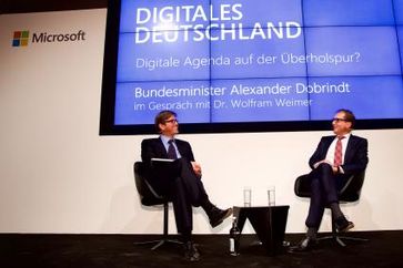 Bundesminister Alexander Dobrindt (r.) im Gespräch mit dem Verleger Dr. Wolfram Weimer bei der Microsoft-Gipfelkonferenz in Berlin zum Thema "Digitales Deutschland".  Bild: "obs/WEIMER MEDIA GROUP GmbH/Microsoft"