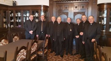 Von links nach rechts: Dr. Jörg Lüer (Justitia et Pax), Ulrich Pöner (Deutsche Bischofskonferenz), Kardinal Kazimierz Nycz (Warschau), Bischof Dr. Jan Kopiec (Gleiweitz), Bischof Dr. Bertram Meier (Augsburg), Pfr. Dr. Jaroslaw Mrówczynski (Stellv. Generalsekretär Polnische BK), Bischof Tadeusz Litynski (Zielona Góra-Gorzów), Bischof Wolfgang Ipolt (Görlitz) /  Bild: Deutsche Bischofskonferenz Fotograf: © Deutsche Bischofskonferenz/Pön