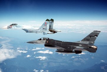 Eine sowjetische Su-27 Flanker und eine US-amerikanische F-16A Fighting Falcon im August 1990