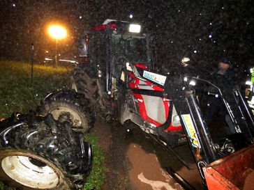 Mit abgerissener Achse stand der Trecker heute Morgen führerlos am Straßenrand. Bild: Polizei MK