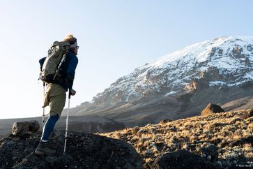 Tom Belz - mit Krücken und einem Bein auf den Kilimandscharo // Mit 8 Jahren verlor der Offenbacher Tom Belz aufgrund einer Krebserkrankung sein linkes Bein. "Mzubi Dume - Strong Goat" dokumentiert Toms Weg auf den Kilimandscharo. Bild: "obs/Moving Adventures Medien GmbH/Nils Heck / E.O.F.T. 18/19"