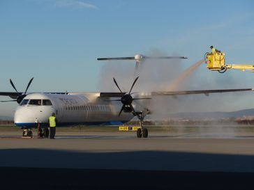 Ein Flugzeug der Croatia Airlines bei der Enteisung am Flughafen Zagreb.