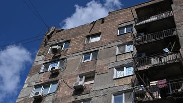 Durch den Beschuss der ukrainischen Streitkräfte beschädigtes Wohnhaus im Donezker Stadtbezirk Kiewski  Bild: RIA Nowosti / Sputnik