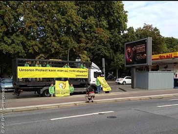 Greenpeace-Aktivisten protestieren dagegen, dass Greenpeacer in den Niederlanden in Gewahrsam genommen worden sind. Sie waren gegen Shells Öhlbohrungen in der Arktis aktiv. Bild: Kai Britt / Greenpeace