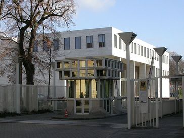 Haupteingang und Neubau des Bundesgerichtshof, Karlsruhe. Bild: Dionysos