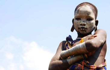 Suri-Junge aus Äthiopiens Unterem Omo-Tal. Gewalttätige Landnahmen zerstören das indigene Volk. Bild: Survival