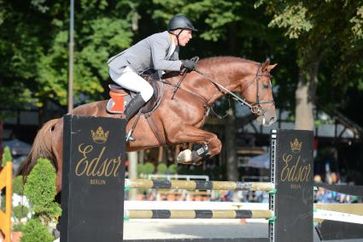 Zinedine und Beerbaum entschieden bei der 10. E.ON Westfalen Weser Challenge  die zweite Qualifikation zum EDSOR Youngster Cup für sich. Bild:: "obs/EN GARDE Marketing GmbH"