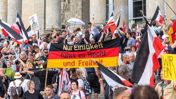 Berlin: Bürger protestieren im August 2020 vor dem Reichstagsgebäude Bild: AN / Eigenes Werk