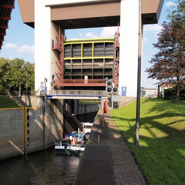 Unterhauptsturm und Hubtor der Schleuse Meiderich