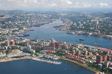 Stadtzentrum und das Goldene Horn (Solotoi Rog), die Hafenbucht von Wladiwostok