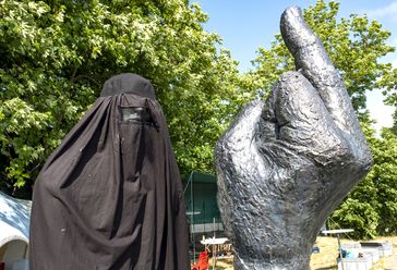 Eine Burkaträgerin: Eine moderne Form der Unterdrückungssymbolik der Frauen (Symbolbild)