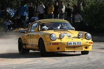 Walter Röhrl zusammen mit Co-Pilot Peter Göbel im Porsche 911 RSR Baujahr 1981. Bild: Porsche Deutschland GmbH