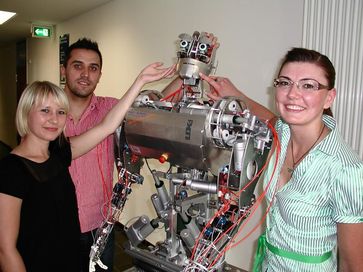 Ein menschliches Gesicht für Rhoni wollen (v.l.) Swetlana Sibin, Alexander Belicenko und Anna Redich entwickeln