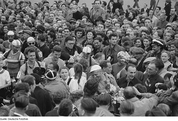 Die Fahrer der Friedensfahrt 1952 vor dem Start zur achten Etappe in Leipzig. In der Menge: Ian Steel (Nr. 5)