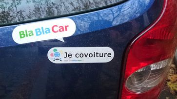Der BlaBlaCar-Aufkleber auf einem Auto