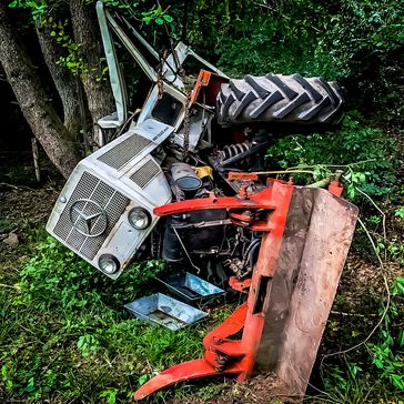 Traktor stürzte tiefe Böschung hinab Bild: Feuerwehr