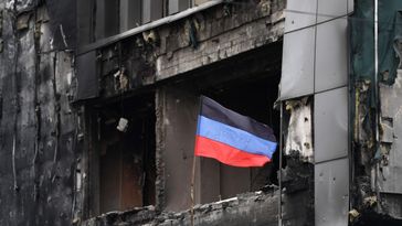 Archivbild: Die Flagge der Volksrepublik Donezk in Mariupol Bild: Sputnik / Pawel Lissizyn