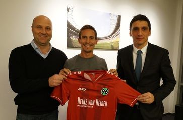 Neuzugang João Pereira (Mitte) mit 96-Sportdirektor Dirk Dufner (links) und 96-Cheftrainer Tayfun Korkut. Bild: obs/Hannover 96 GmbH & Co. KGaA