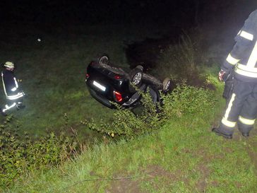 Der schwarze Kia landete auf dem Dach. Beide Insassen zogen sich leichte Verletzungen zu. Bild: Polizei