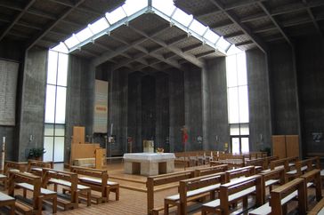 Als Gsteus Hauptwerk dieser Zeit gilt die 1963 bis 1965 errichtete Oberbaumgartner Pfarrkirche in Wien. Hier der Innenraum der Oberbaumgartner Pfarrkirche (1960–1965)