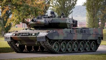 Bild: Der neue Kampfpanzer Leopard 2 A7V rollt auf das Kasernengelände in Bad Frankenhausen.