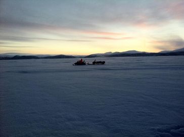 Forschen bei eisiger Kälte und unter spektakulärem Himmel ...
Quelle: Foto: C. Engelhardt/IGB (idw)