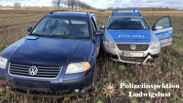 Beide Fahrzeuge kamen auf dem Acker zum Stehen Bild: Polizei