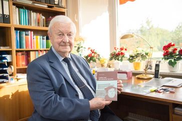 Prof. Dr. Werner Besch, Emeritus von der Universität Bonn, mit seinem Buch "Luther und die deutsche
Quelle: (c) Foto: Volker Lannert/Uni Bonn (idw)