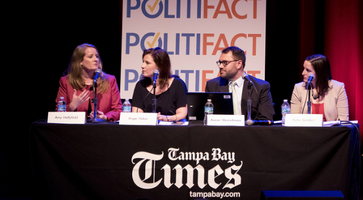 St. Petersburg, Florida, USA. Von links: Amy Hollyfield, Redakteurin der Tampa Bay Times, Angie Holan, Redakteurin bei Politifact, Aaron Sharockman, leitender Redakteur bei Politifact, und Katie Sanders, Redakteurin bei Politifact. 2016 Politifact Forum