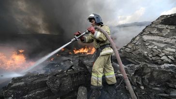 Löscharbeiten in Donezk nach ukrainischem Beschuss, 13.06.2022