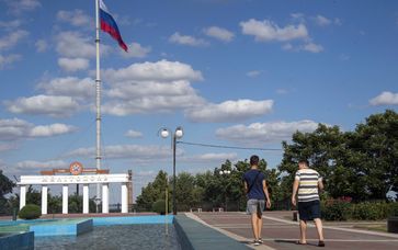 Auf dem Archivbild: Menschen spazieren im Stadtpark von Melitopol, 14. Juli 2022. Bild: DMITRI MAKEJEW / Sputnik