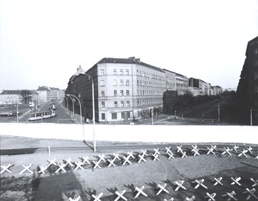Grenzstreifen mit Hinterlandmauer, Blick von einer Aussichtsplattform an der Bernauer Straße (West) zur Eberswalder und Oderberger Straße (Ost), 1973