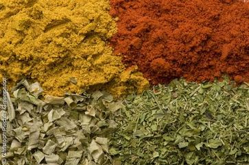Curry, Paprika, Petersilie, Schnittlauch. Getrocknete Kräuter und Gewürze. Bild: Christoph Piecha / Greenpeace