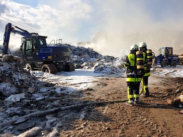 500 Tonnen Sperrmüll in Deponie geraten in Brand: hier ein Einsatzbild Bild: THW