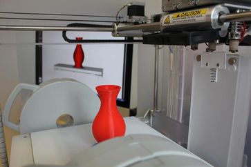 Vorn eine gedruckte Vase, hinten das digitale Modell auf dem Computermonitor. Das wirtschaftliche Po
Quelle: (Foto: Marco Wirth) (idw)